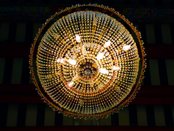 水晶玻璃吊灯的背景照片图片下载