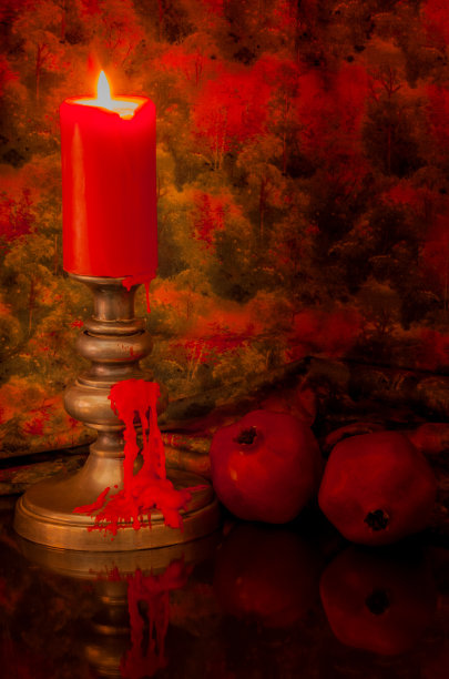 白蜡烛台上的红烛与秋天的装饰相辉映。(P)图片下载
