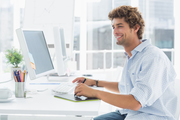 艺术家用钢笔在绘图板上画东西图片下载