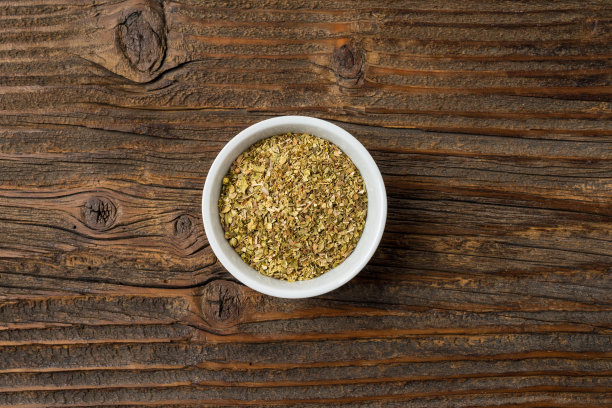 干马郁兰在白色碗在一个旧木桌图片下载