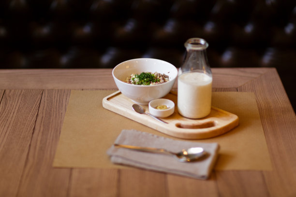 美丽柔和的早餐组合。一份蔬菜沙拉和营养奶昔在木制的背景上。副本的空间。图片下载