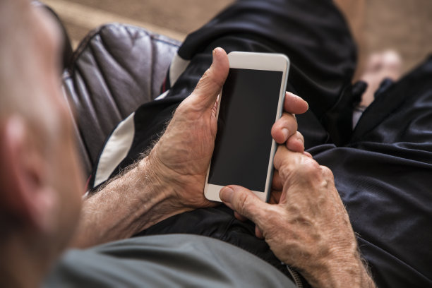 老人使用智能手机图片下载