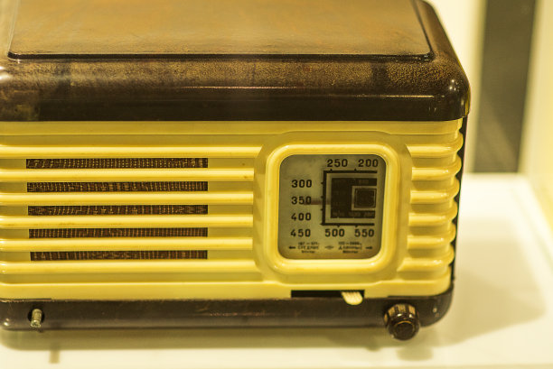 桌子上放着70年代的复古电视机。复古instagram风格过滤照片图片下载