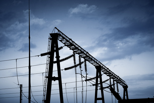 印象站内网络日出时，高电压上升至黄色天空，以黄色调，横架素材图片