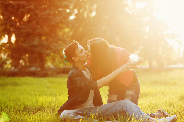 一对相爱的青少年。野餐图片下载