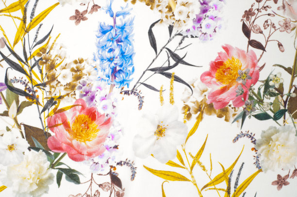 丝织品质地，背景。对白色织物颜色鲜艳。黑色，紫色，黄色，红色，蓝色图片下载