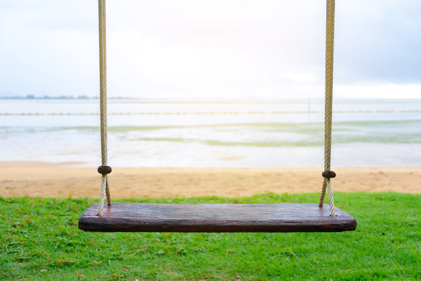 秋千在海边。图片下载