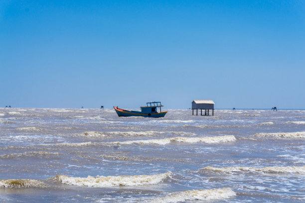 海上的船和房子图片下载