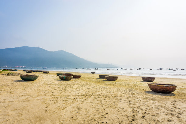 海滩上的一群小筏子图片下载