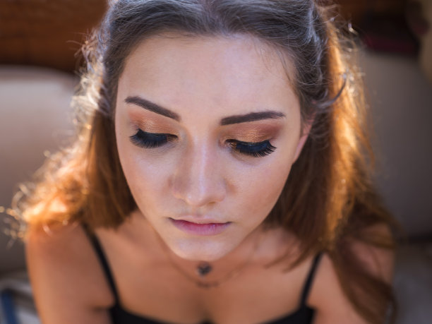 年轻的乌克兰女模特与化妆和睫毛在土耳其伊斯坦布尔图片下载