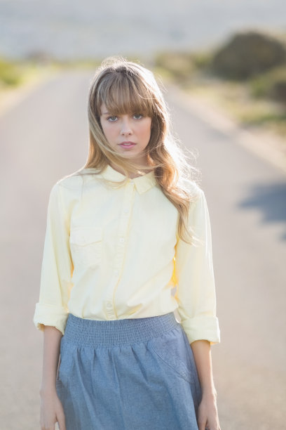 盯着镜头的嬉皮士女孩图片下载