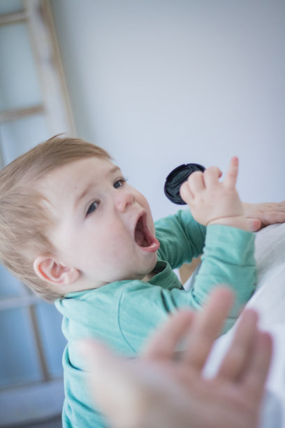 厚颜无耻的蹒跚学步的孩子图片下载