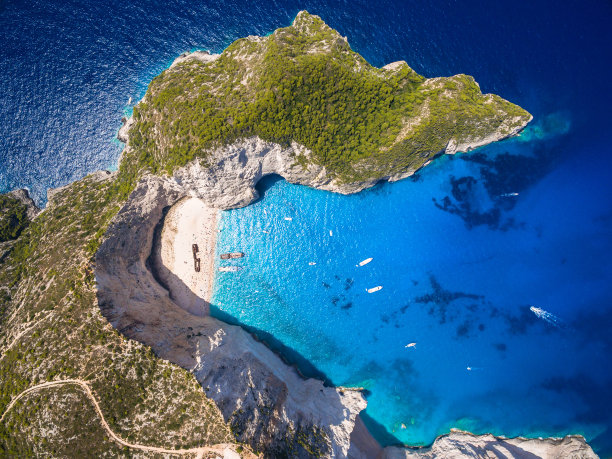 Navagio海滩海难鸟瞰图在Zakynthos(赞特)岛，在希腊素材图片