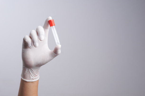 用乳胶手套手持空试管图片下载
