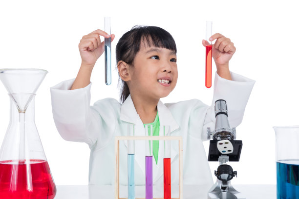 一个亚洲华人小女孩在用试管工作图片下载