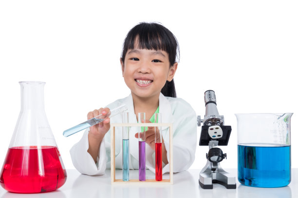 一个亚洲华人小女孩在用试管工作图片下载