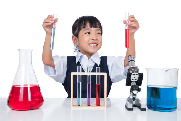 一个亚洲华人小女孩在用试管工作图片下载