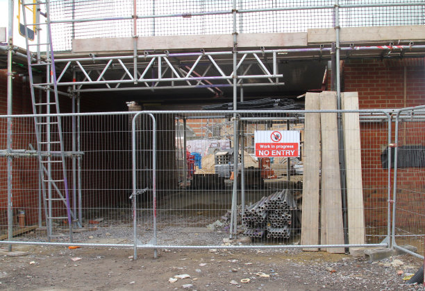 有警告标志的建筑工地图片下载