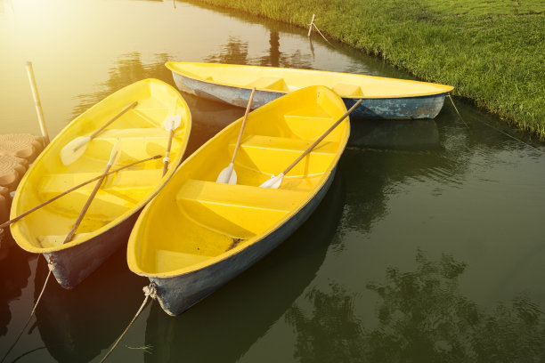 三艘黄色的船停在海滨图片下载