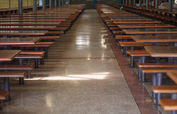 餐厅的走廊两边都有桌子。图片下载