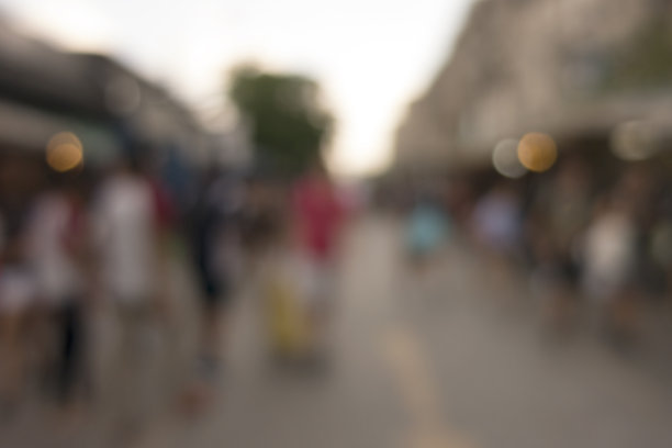 抽象模糊了人们在市场街头购物的背景。图片下载