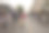 抽象模糊了人们在市场街头购物的背景。图片下载