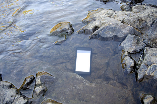 手机在水下，防水。图片下载