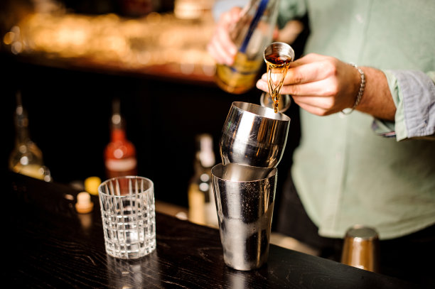 调酒师在吧台制作鸡尾酒素材图片