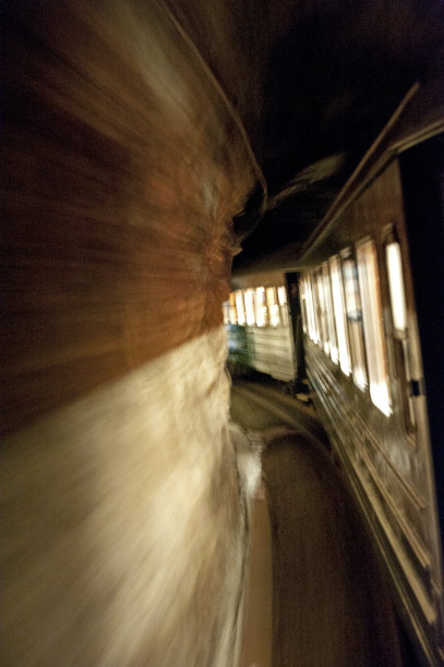 挪威Flåm铁路线上的一列客运列车穿过隧道图片下载