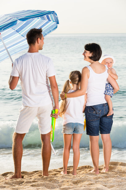 成人一家四口，前后站立图片下载