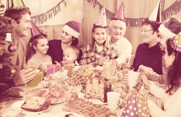 一家人在欢宴期间庆祝childrenâ的生日图片下载