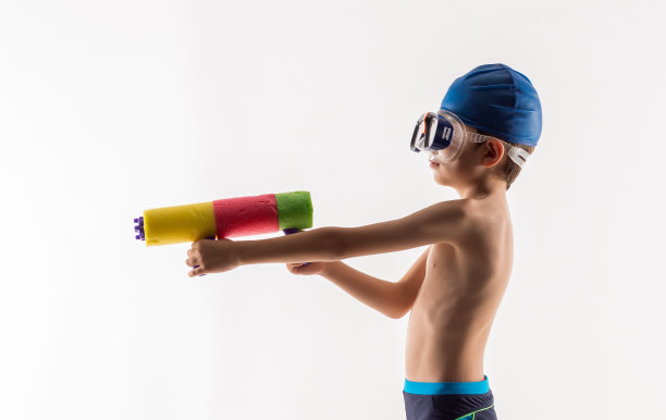 快乐的小男孩与泳衣和泳镜在白色的背景图片下载