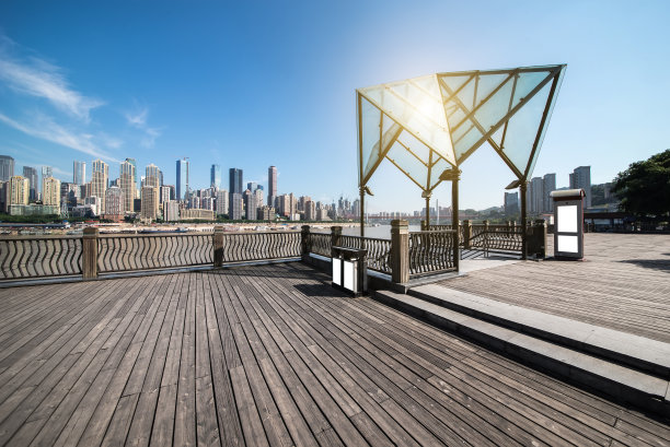 重庆城市天际线，木地板和护栏。素材图片