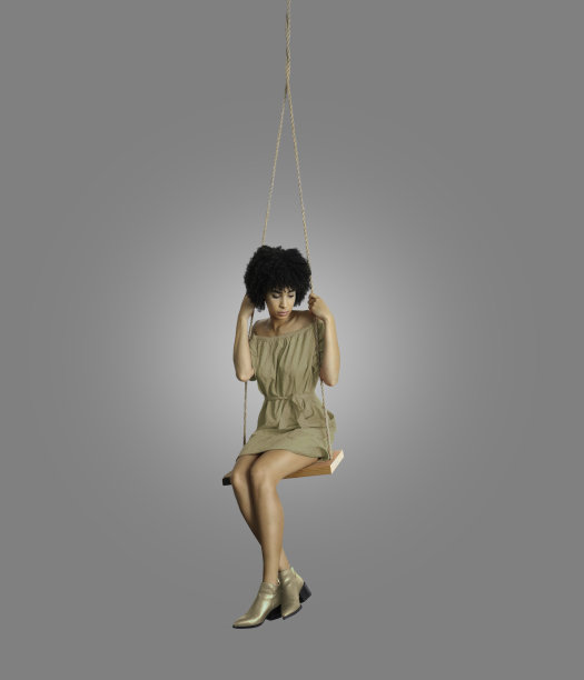 摇摆中的悲伤女人图片下载