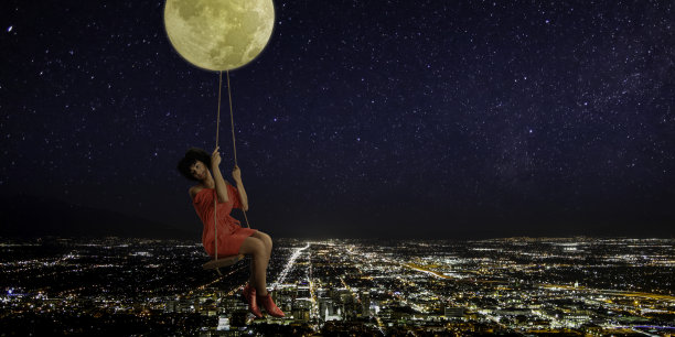 秋千上的女人挂在月亮上图片下载