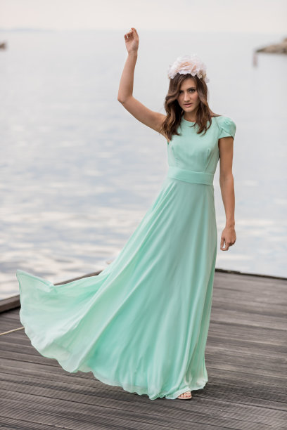 穿长裙的女人图片下载