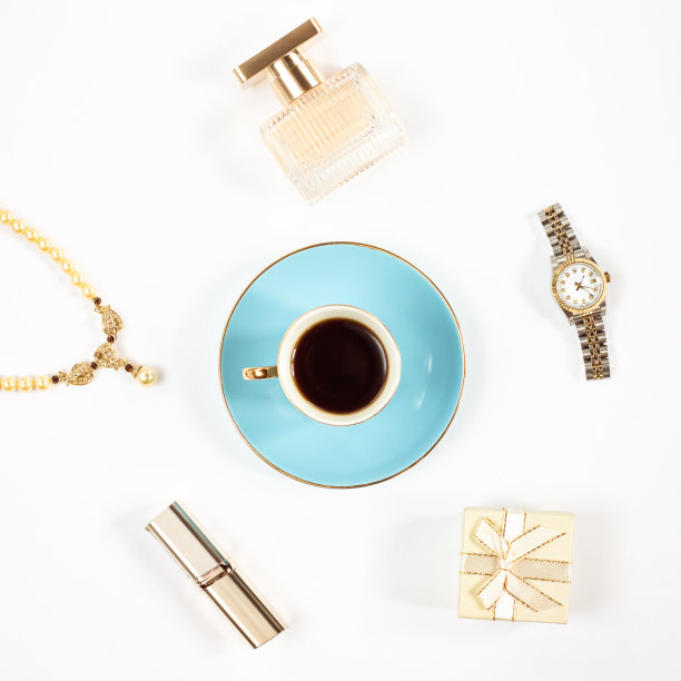 奢侈的女人配件在白色的背景，俯视图图片下载