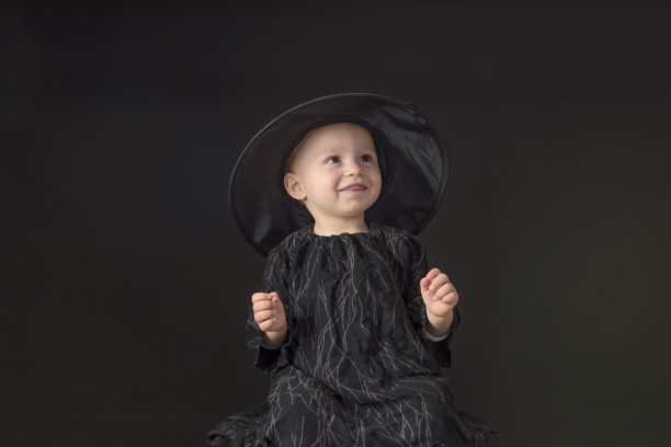 黑色的万圣节小女巫图片下载