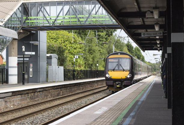 驶进火车站的火车图片下载