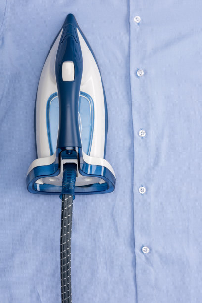 熨烫蓝色衬衫图片下载
