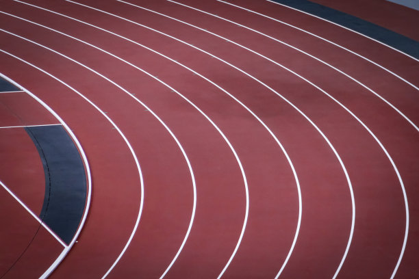 在主要体育场馆的轨道上弯曲图片下载