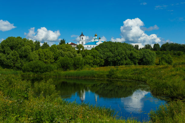 俄罗斯的本质。苏兹达尔的景观有维丝利瓦斯基修道院、茂密的树木和河流。图片下载