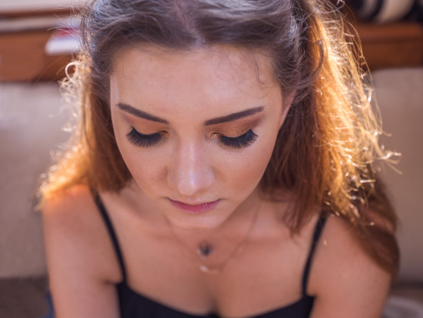 年轻的乌克兰女模特在土耳其伊斯坦布尔化妆图片下载