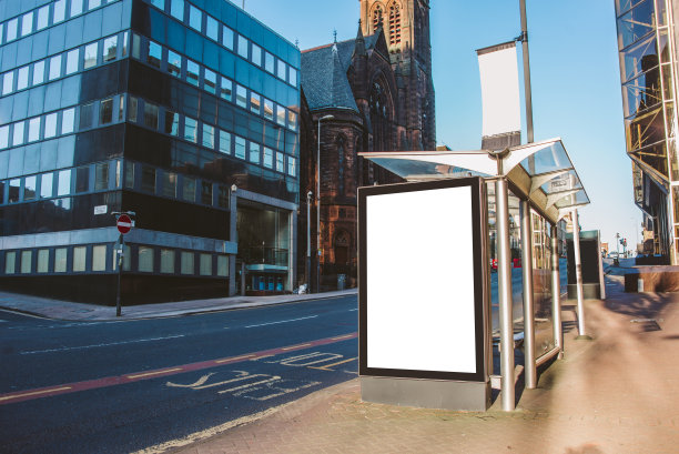 有广告牌的公交车站素材图片