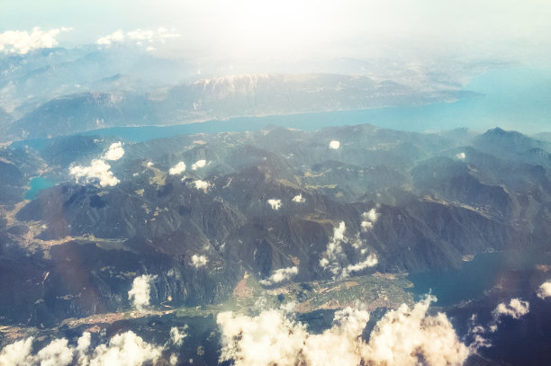 阳光下的山和小湖图片下载