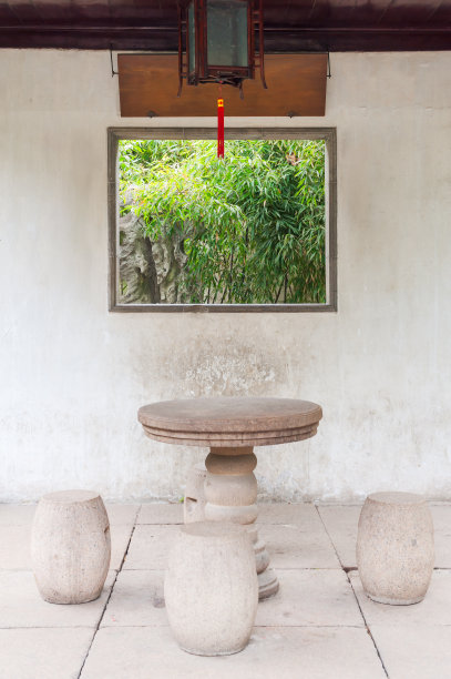 石头桌子和坐在苏州公园图片下载