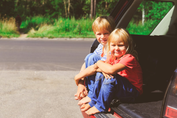 快乐的小女孩和小男孩开车旅行图片下载