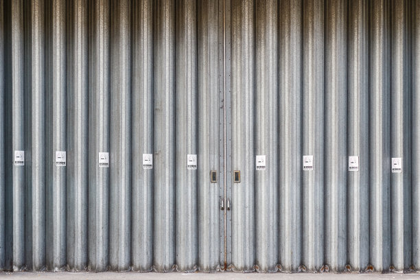 在伦敦城市的街道上滑动和折叠的工业门没有吸烟的标志图片下载