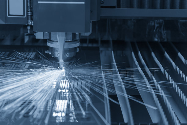 光纤激光切割机用火花光切割金属板材。高新技术制造业的概念。图片下载