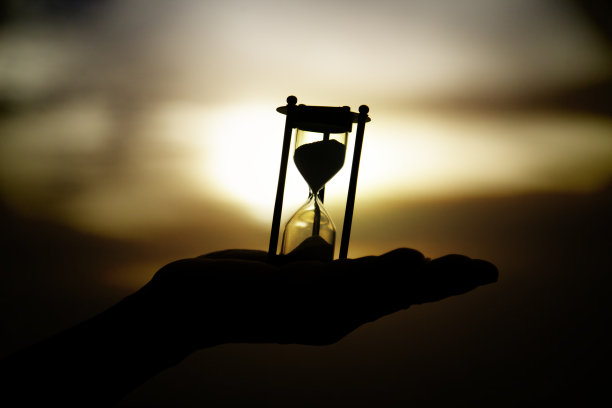 手上的沙漏轮廓图片下载